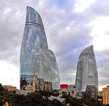 Şehitler Camii önünde Bakıda alev kuleleri