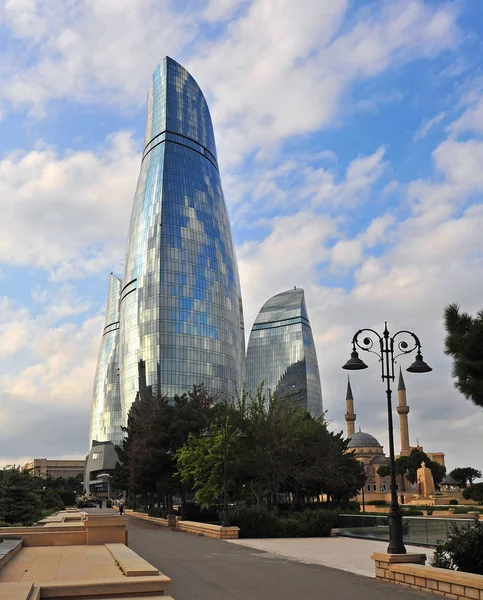 Turkish mosque and Flame towers in Baku — Stock Photo, Image