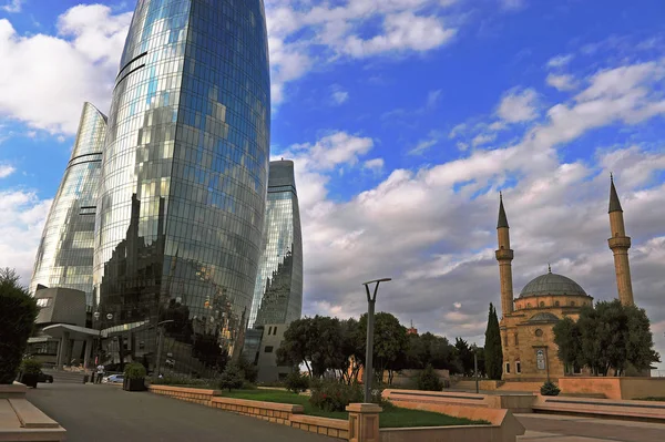 Martyrs mosque and Flame towers in Baku city — Stock Photo, Image