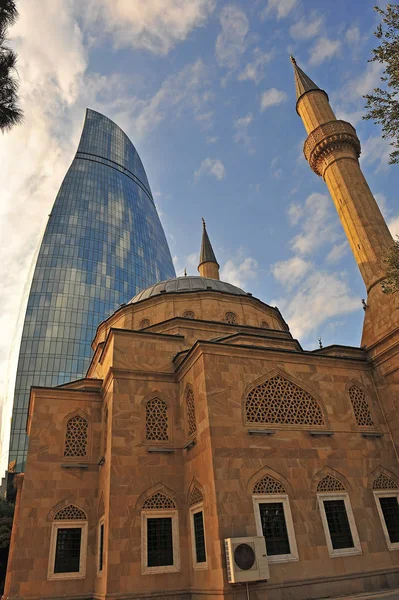 Martyrs' mosque and Flame towers, Baku — Stock Photo, Image