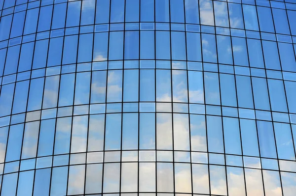 Fenêtres Skyscrapep avec ciel bleu — Photo