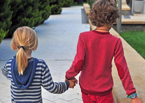 Kinderen lopen door de straat hand door hand — Stockfoto
