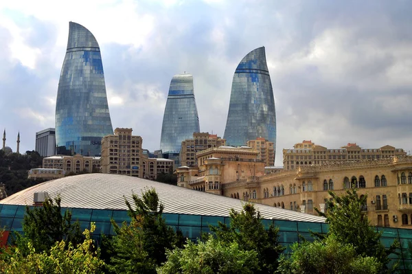 Láng tornyok és Baku város — Stock Fotó