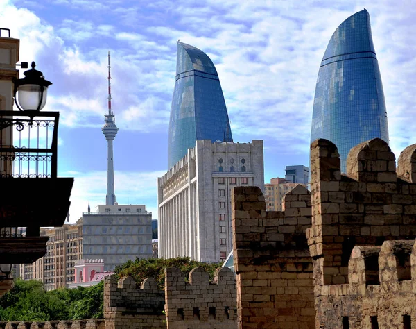Láng tornyok és a régi város Baku — Stock Fotó