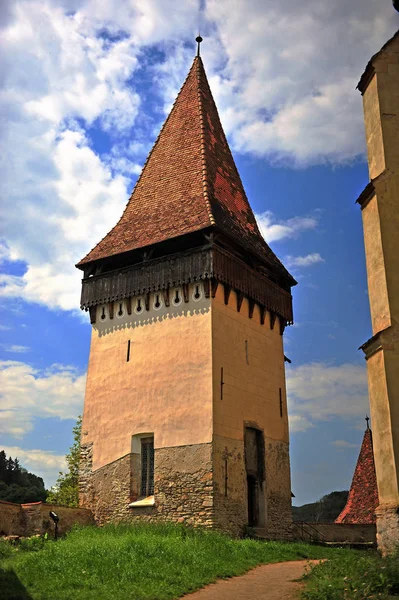 ルーマニア Biertan の町の古いタワー — ストック写真
