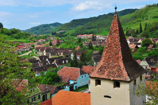 Turnul bisericii Beirtan din Transilvania — Fotografie, imagine de stoc