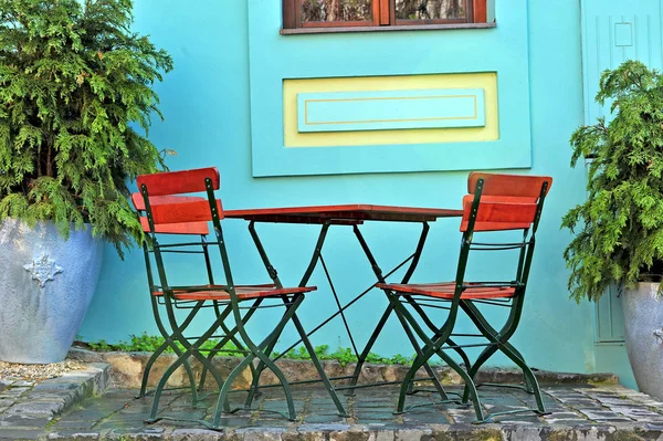 Mesa de café e cadeiras na parede azul claro — Fotografia de Stock