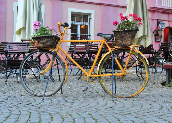 Gula vintage cykel i gatan — Stockfoto