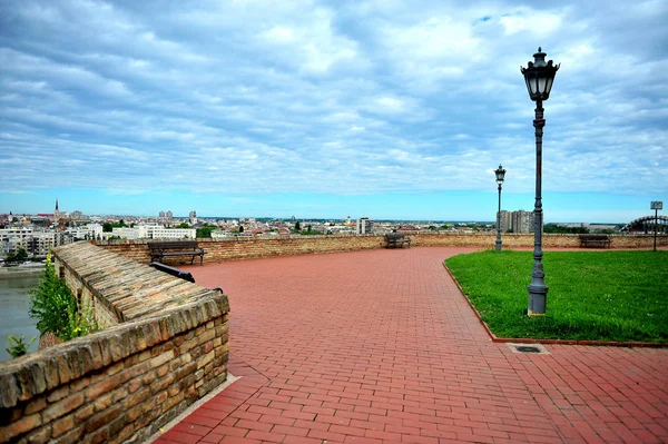 Parque de la ciudad y panorama de Petrovaradin — Foto de Stock