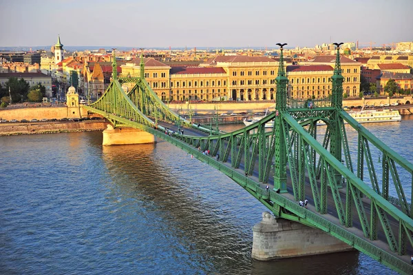 Vista superior del Puente de la Libertad y Budapest, Hungría —  Fotos de Stock