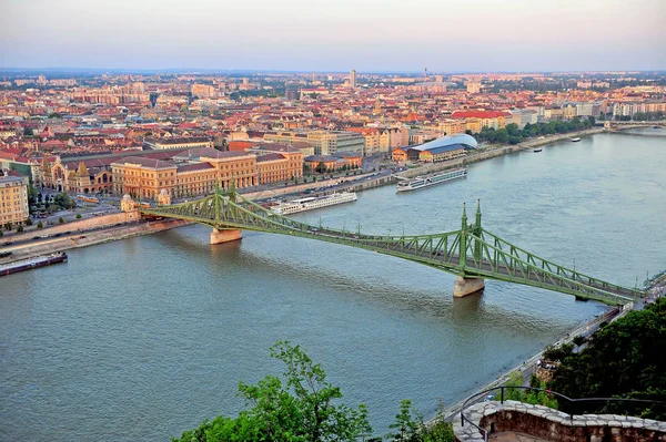 Weergave van de vrijheidsbrug en Budapest city — Stockfoto