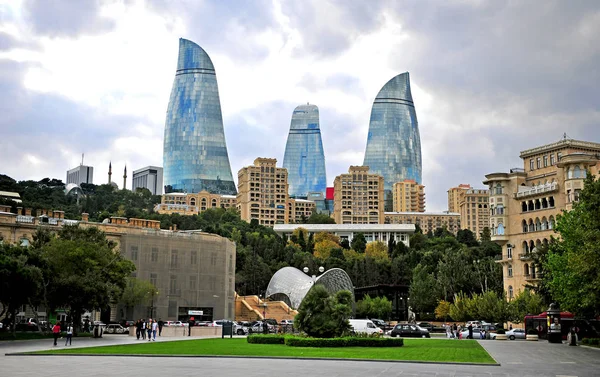 Vista de las torres de llamas en Bakú, Azerbaiyán — Foto de Stock