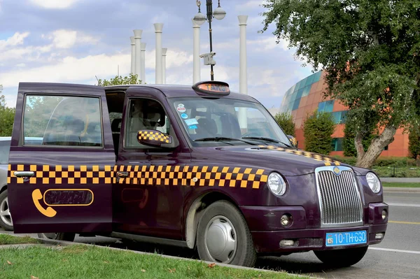 Paarse taxi cabine in de straat van Bakoe — Stockfoto