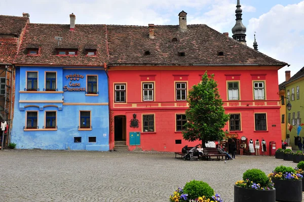 Centrální náměstí Sighisoara staré město, Rumunsko — Stock fotografie