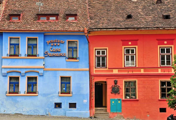 Façade de l'hôtel dans la vieille ville de Sighisoara, Roumanie — Photo