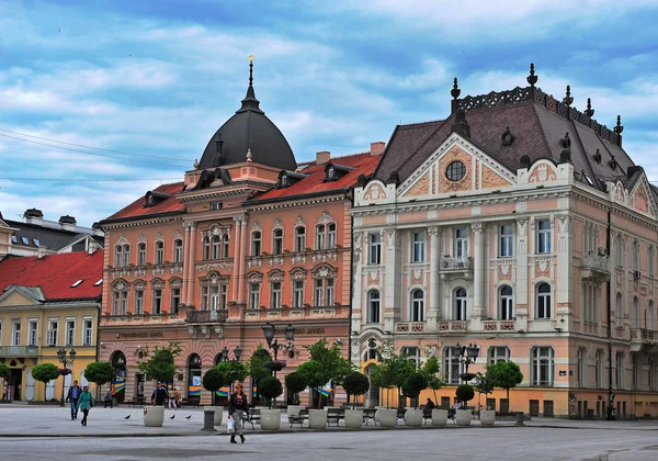 Pohled na centrální náměstí v srbském městě — Stock fotografie