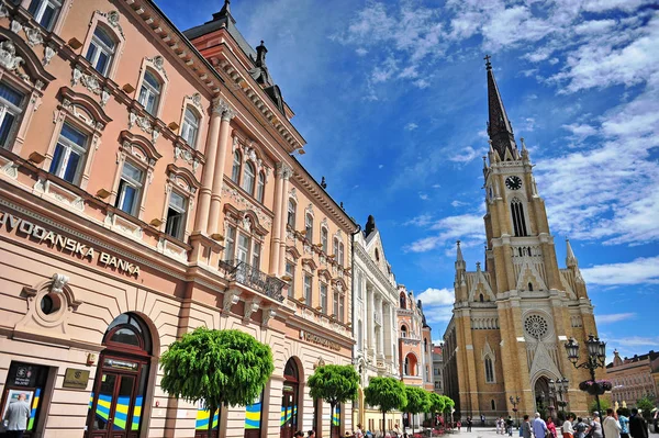 La gente va por la calle comercial de la ciudad de Novi Sad, Serbia — Foto de Stock