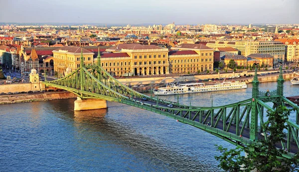 Západ slunce na Dunaji, město Budapešť — Stock fotografie
