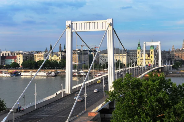 Elisabeth-bron och Budapest centrum, Ungern — Stockfoto