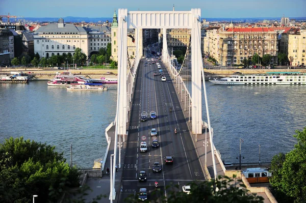 Vista de la ciudad de Budapest y el puente Elisabeth en verano — Foto de Stock