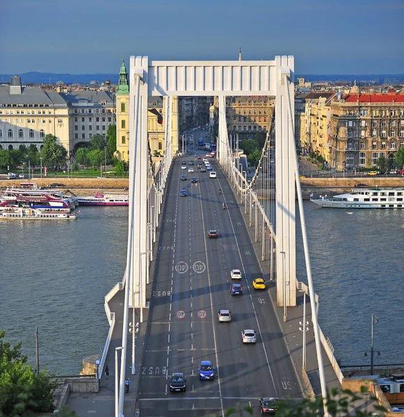 伊丽莎白大桥在布达佩斯城市中的视图 — 图库照片