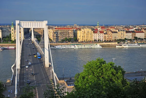 Uitzicht over Budapest stad en Elisabeth brug — Stockfoto