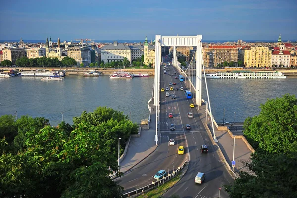 Vista del puente Elisabeth en la ciudad de Budapest — Foto de Stock