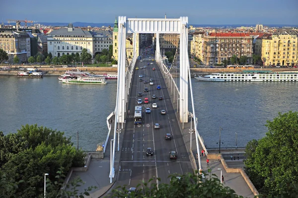 Circulation routière sur le pont Elisabeth, Budapest — Photo