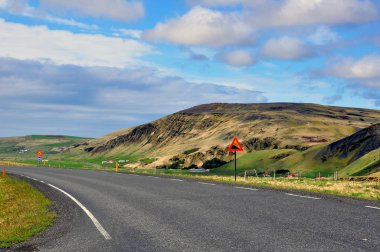 Dağlarda asfalt yol