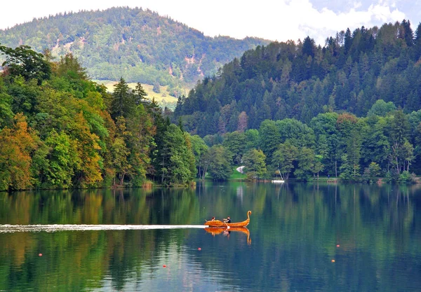 Bled Gölü teknede tanımsız insanlar — Stok fotoğraf