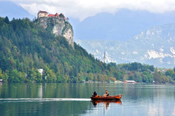 Personas indefinidas en el barco en el lago Bled — Foto de Stock