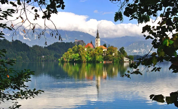 Bled Gölü Tapınağı ile adasının güzel manzara — Stok fotoğraf