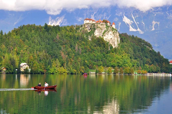 Couple in the boat on Bled lake — Stock Photo, Image