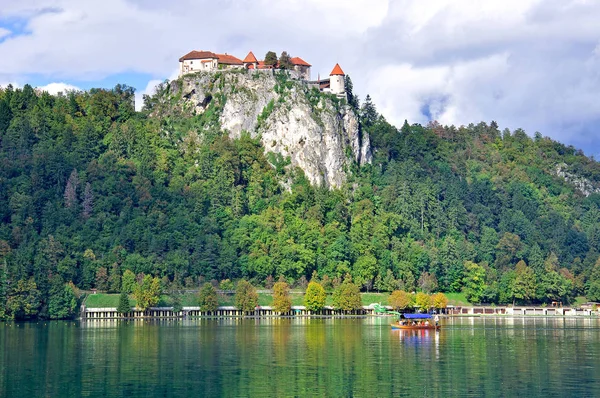 Turistik tekne Bled Gölü tarafından gider — Stok fotoğraf