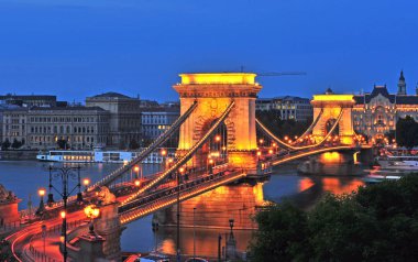 Zincir köprü Budapeşte'gece görünümü