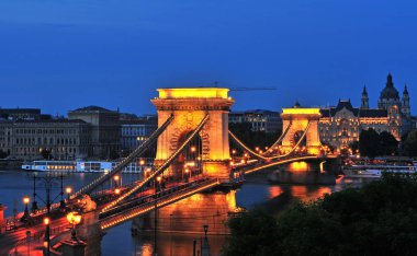 Zincir köprü Budapeşte'gece görünümü