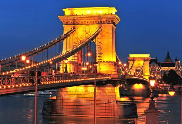 Vista nocturna del puente Chain en Budapest — Foto de Stock