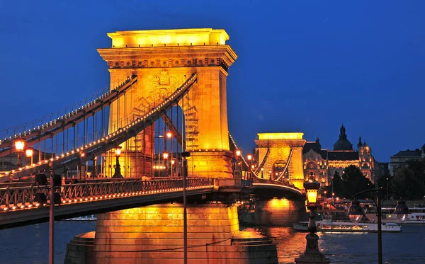 Puente de cadena en la ciudad de Budapest por la noche — Foto de Stock