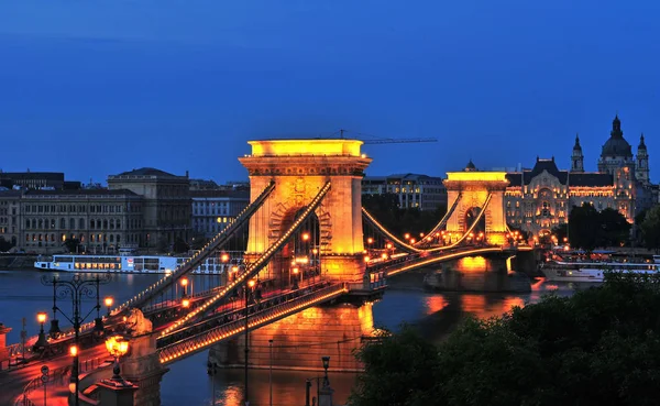 Vue de nuit du pont de la chaîne à Budapest — Photo