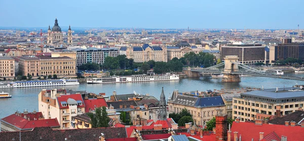 Bovenaanzicht van het historische centrum van Budapest en de Donau — Stockfoto