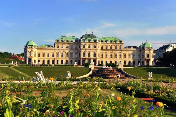 Belvedere royal palace and garden — Stock Photo, Image