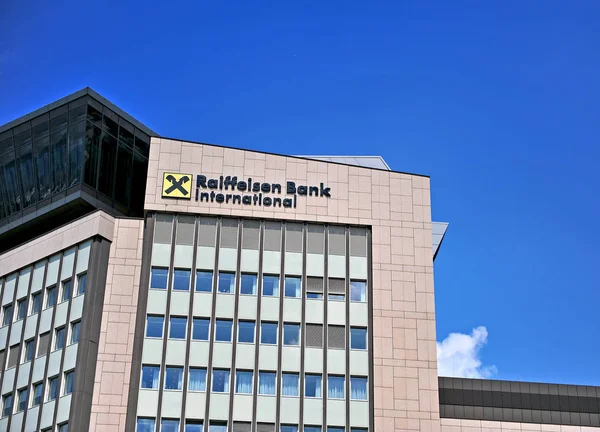 Fassade des raiffeisen bank international büros in wien — Stockfoto