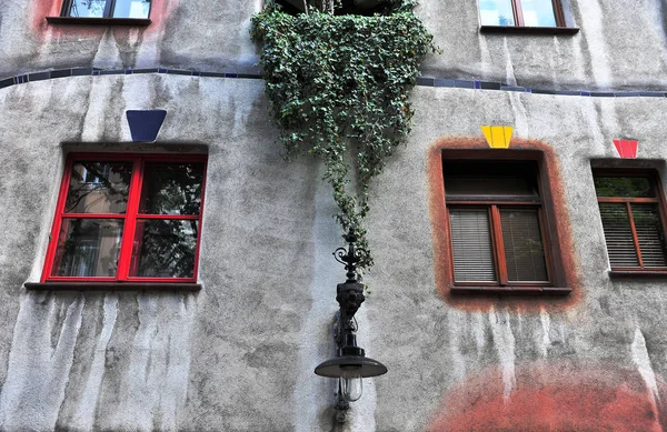 Details van Hundertwasser house in Wenen — Stockfoto