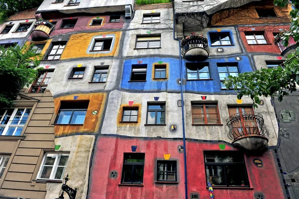 Hundertwasser huis in centrum van de stad van Wenen — Stockfoto