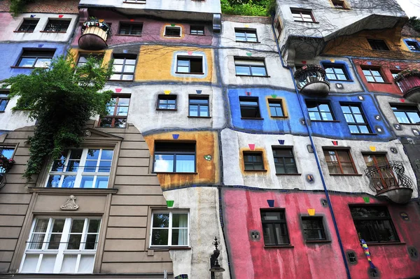 Fasada budynku Hundertwasserhaus w Wiedniu — Zdjęcie stockowe