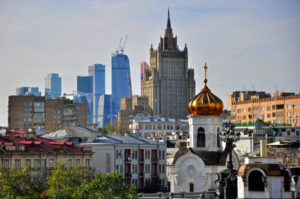 View of a church and skyscrapers of Moscow city — Stock Photo, Image