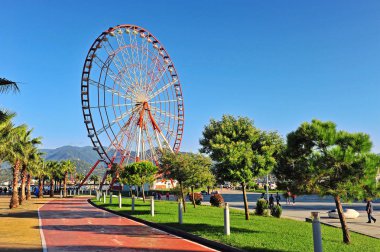 Batum bir dönme dolap görünümünü yaz