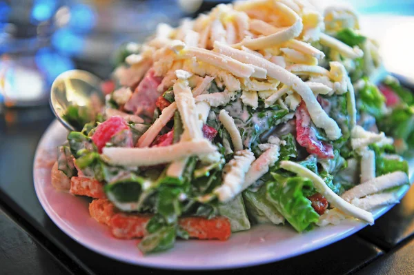 Salada Caesar com frango assado — Fotografia de Stock