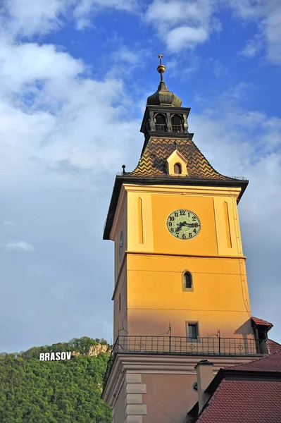 Wieży ratusz i znak Brasov — Zdjęcie stockowe