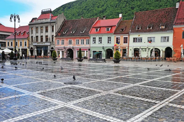 Pohled na hlavní náměstí ve starém městě Brasov — Stock fotografie